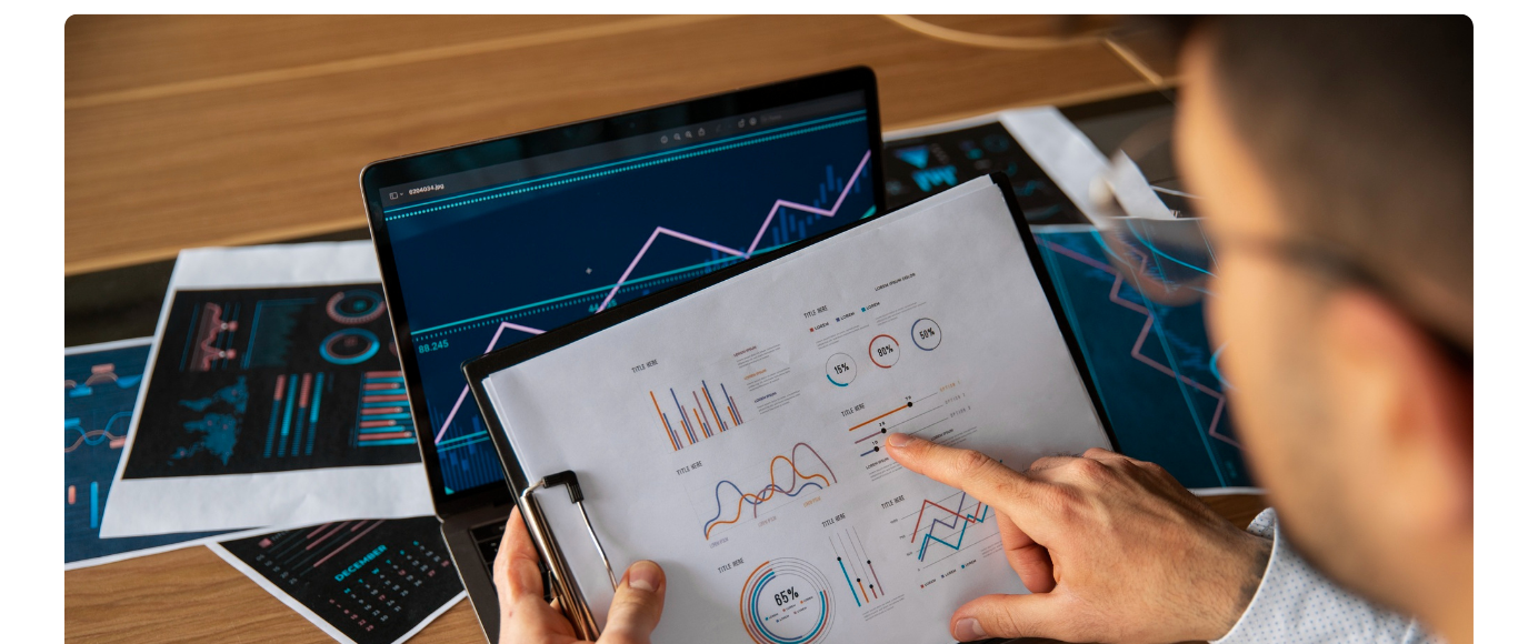 Employé FreewayTeam qui regarde un audit d'un site web