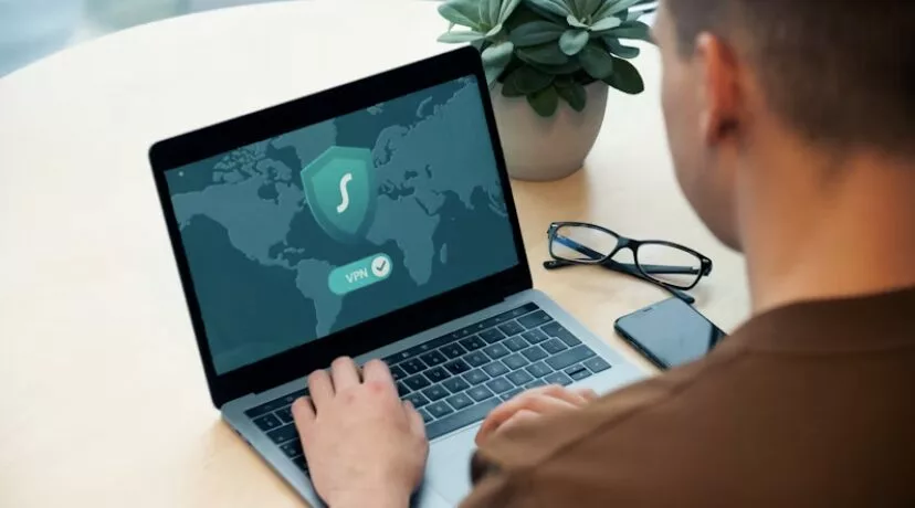 Un homme qui assure la sécurité des ces emails grace a un vpn