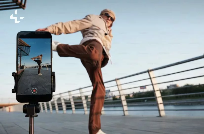 Une personne fait une danse pour poster sur tiktok