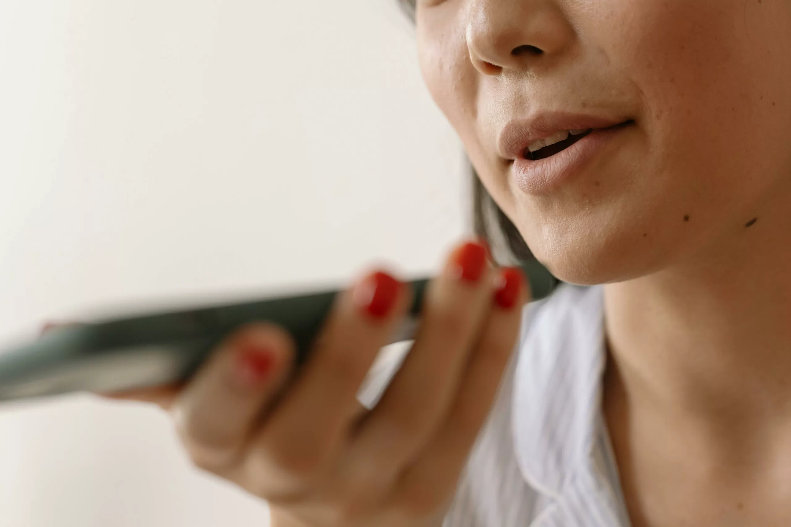 Qu'est-ce que l'Answer Engine Optimization (AEO) ? - une femme qui fait une recherche sur n téléphonne