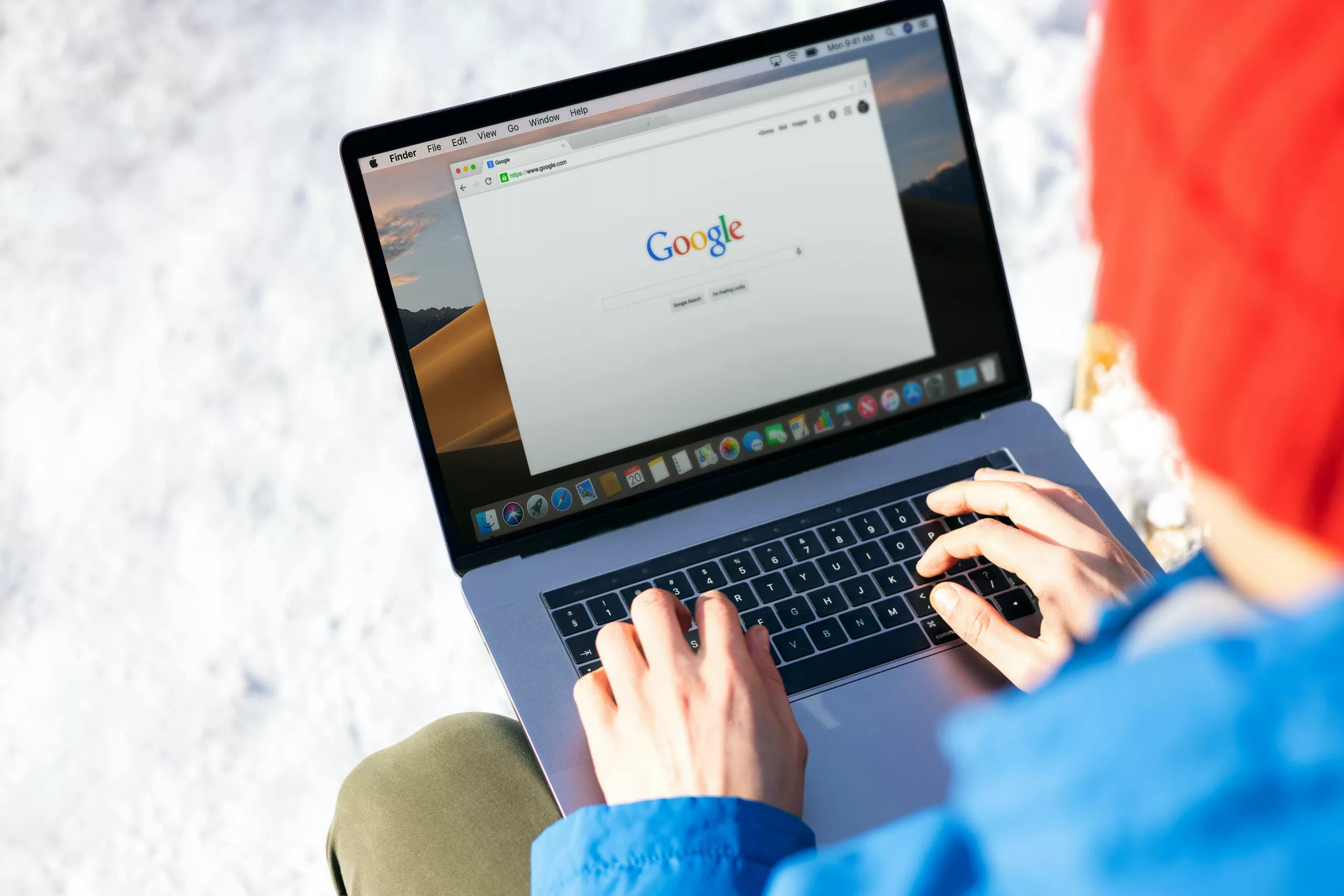 Comment optimiser son site pour l'AEO ? - une femme qui fait une recherche sur Google