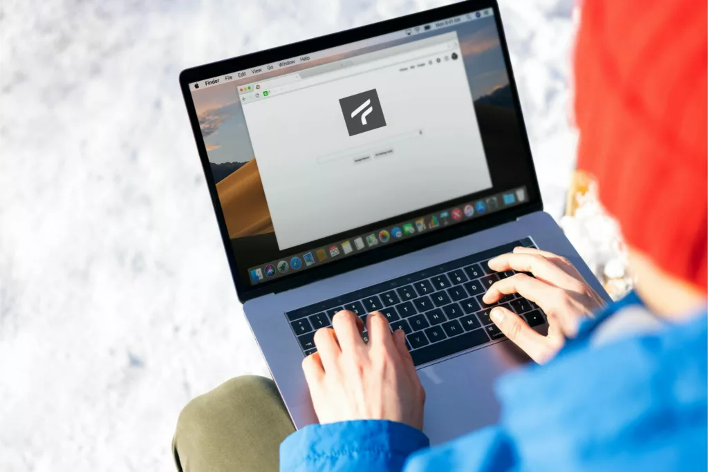 Comment optimiser son site pour l'AEO ? - une femme qui fait une recherche sur Google