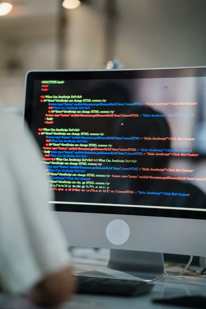 Données structurées et AEO - un homme qui regarde les données structure sur le code d'un site
